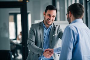 asesor con cliente