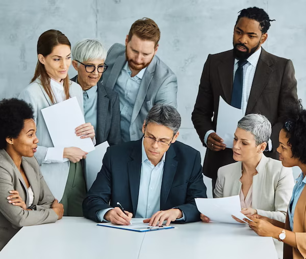 Fiscal firmando contratos