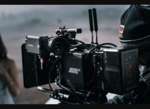 Cámara profesional de cine en un rodaje - deducciones fiscales audiovisual